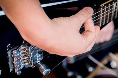 Elektro gitar çalan adam
