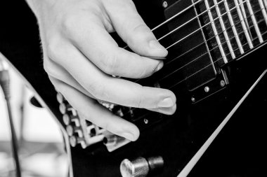 Elektro gitar çalan adam