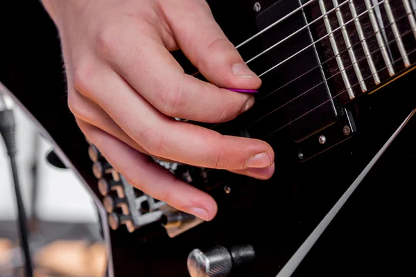 Mann spielt E-Gitarre — Stockfoto