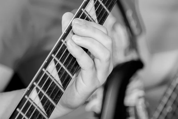 Mann spielt E-Gitarre — Stockfoto