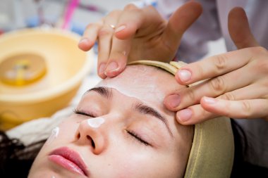 kadın yüz maskesi yapmaya güzellik uzmanı