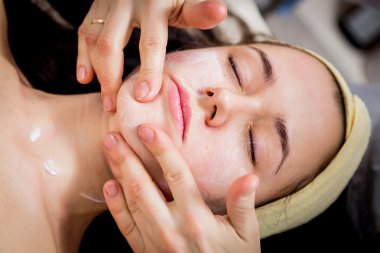 kadın yüz maskesi yapmaya güzellik uzmanı