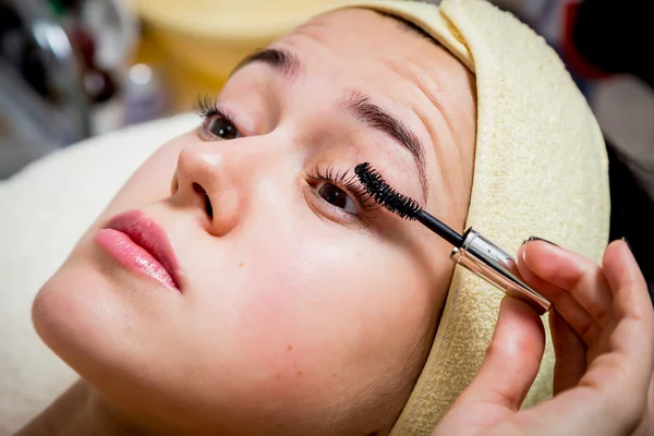 Make up artist facendo professionale make up di giovane donna — Foto Stock
