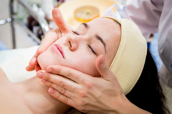 Make up artist doing professional make up of young woman — Stock Photo, Image