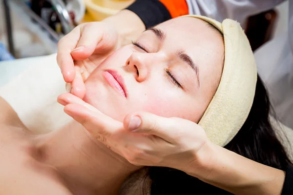 Maquillar artista haciendo profesional maquillaje de mujer joven — Foto de Stock