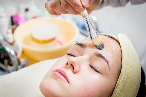 Maquillar artista haciendo profesional maquillaje de mujer joven —  Fotos de Stock