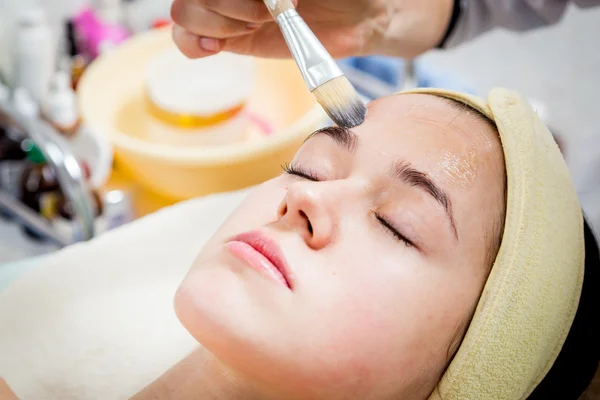 Maquillar artista haciendo profesional maquillaje de mujer joven — Foto de Stock