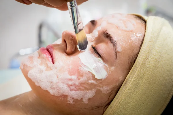 Make up artist gör professionell make up av ung kvinna — Stockfoto
