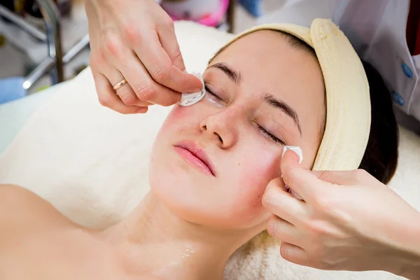 Make up artist doing professional make up of young woman — Stock Photo, Image