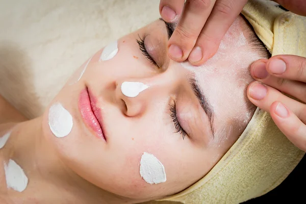 Make up artist doing professional make up of young woman — Stock Photo, Image