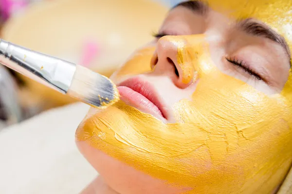 Máscara facial de ouro — Fotografia de Stock