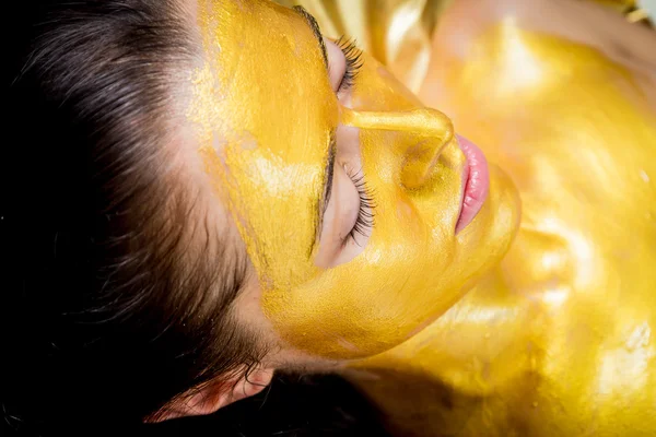Gouden gezichtsmasker — Stockfoto