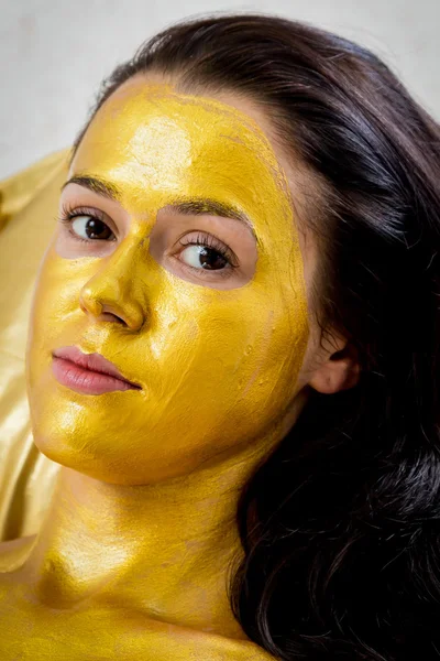 Золотая маска для лица — стоковое фото