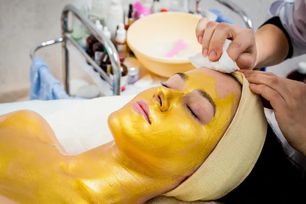 Máscara facial de ouro — Fotografia de Stock