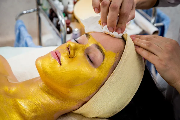 Gold facial mask — Stock Photo, Image