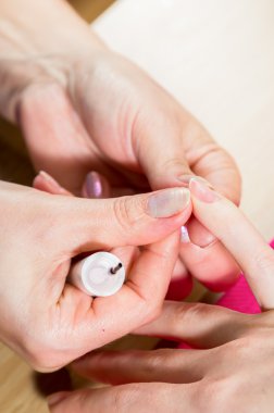 NET tırnak cilası uygulayarak