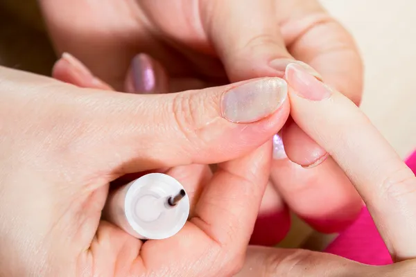 Toepassing van duidelijke nagellak — Stockfoto