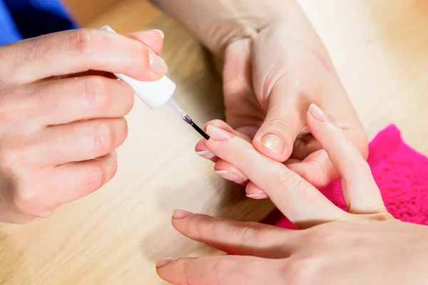 Tillämpa tydliga nagellack — Stockfoto