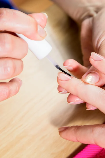 Applying clear nail polish — Stock Photo, Image