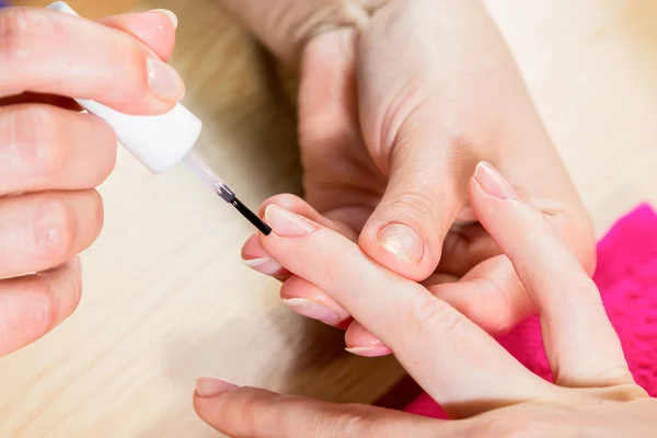 Aplicação de verniz de unhas transparente — Fotografia de Stock