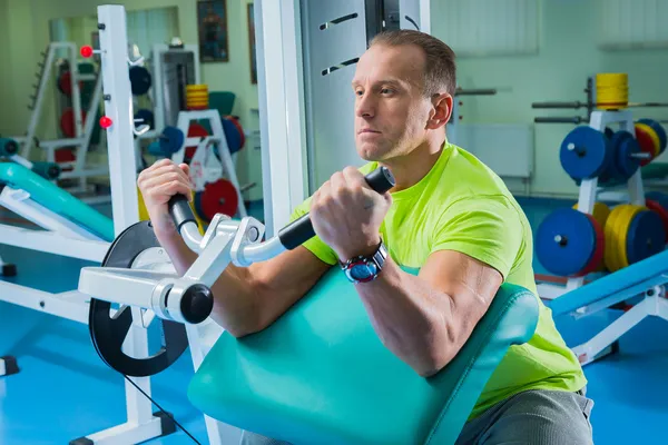 Sportsman in gym — Stock Photo, Image