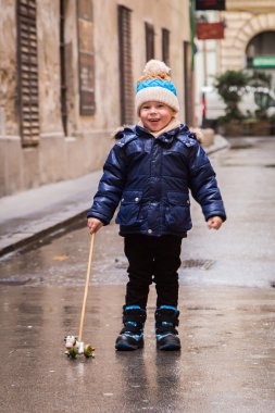 sokakta oynayan çocuk