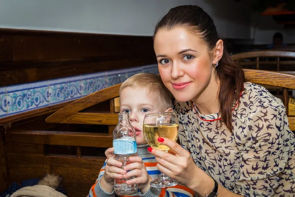 Anne ile oğlu içecekler içme