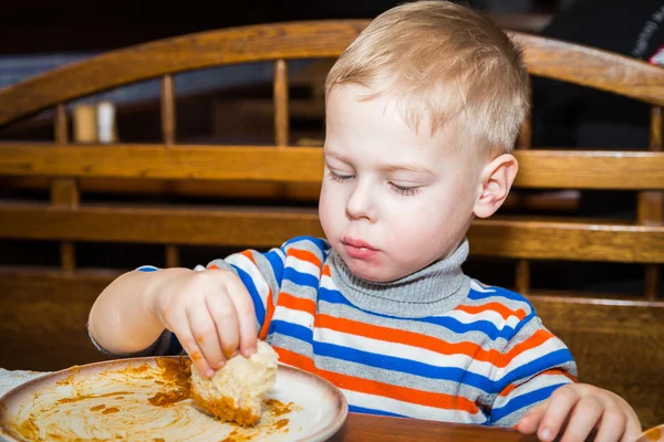 Niño comiendo pan —  Fotos de Stock