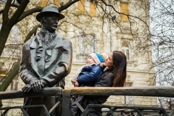 Anne ile oğlu için anıt arıyorum