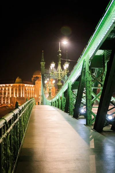 Most wolności w nocy — Zdjęcie stockowe