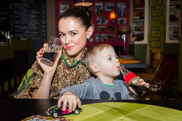 Madre con figlio bere soda — Foto Stock