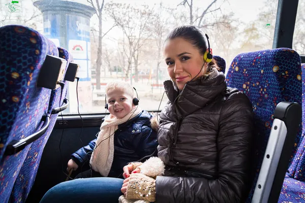 Mor och son i bussen. — Stockfoto