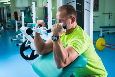 spor salonunda sporcu