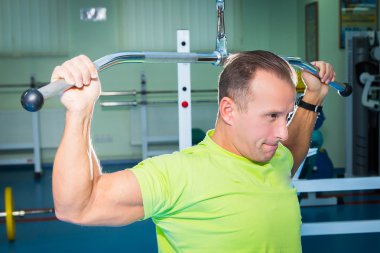 spor salonunda sporcu