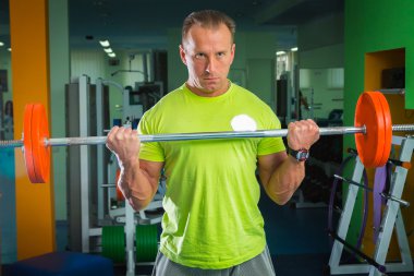 barbell ile sporcu