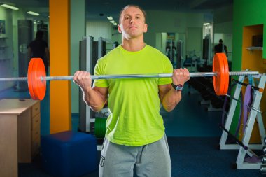 barbell ile sporcu