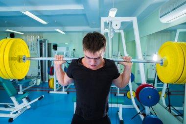 sporcunun halteri bastırıyor
