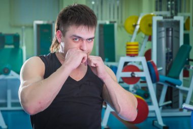 spor salonunda spor adamı