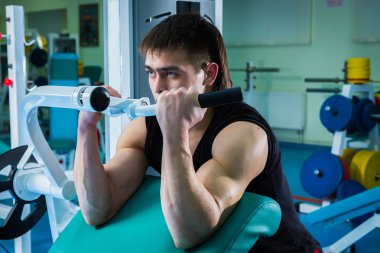 egzersiz makinesi üzerinde çalışma dışarı adam