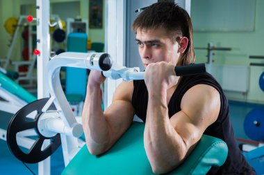 egzersiz makinesi üzerinde çalışma dışarı adam