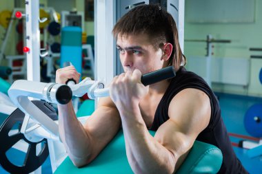 egzersiz makinesi üzerinde çalışma dışarı adam