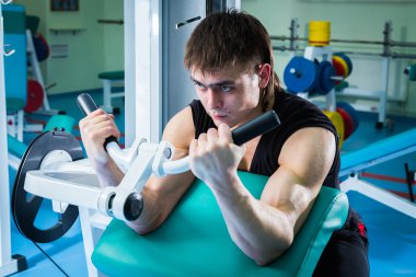 egzersiz makinesi üzerinde çalışma dışarı adam