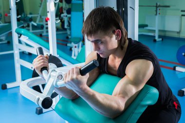 egzersiz makinesi üzerinde çalışma dışarı adam