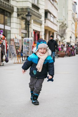 Şehir sokaklarında çalışan çocuk
