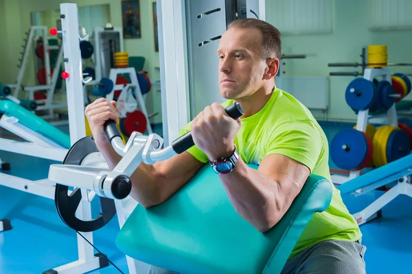 Sportman in gym — Stockfoto