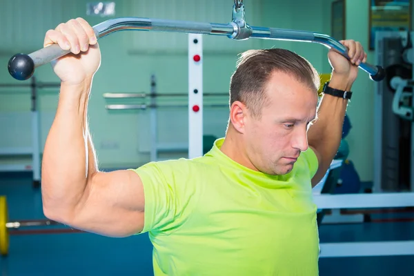 Sportman in gym — Stockfoto