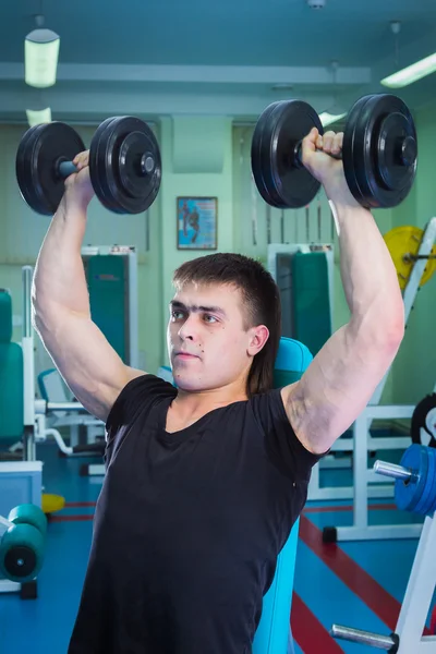 Hombre haciendo ejercicio con pesas — Foto de Stock