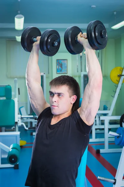 Hombre haciendo ejercicio con pesas — Foto de Stock