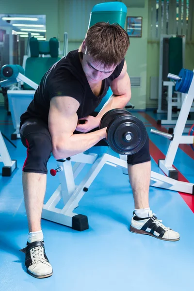 Man tränar med hantlar — Stockfoto