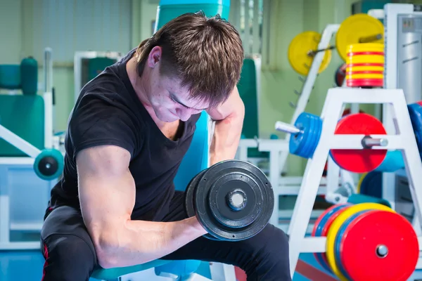 Man tränar med hantlar — Stockfoto